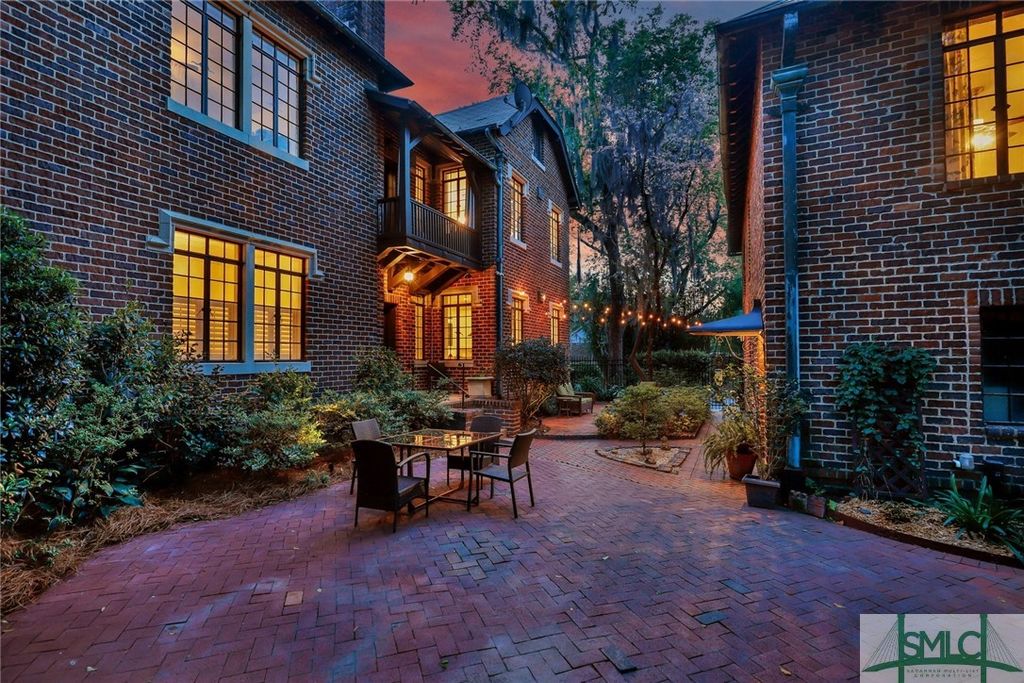 Image 7 of property listing at 302 E 46th Street, Savannah, GA 31405