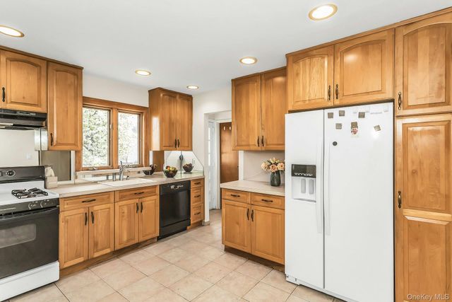 258 N Wisconsin Avenue, North Massapequa, NY 11758