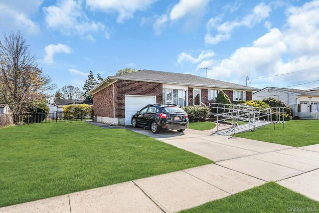 258 N Wisconsin Avenue, North Massapequa, NY 11758