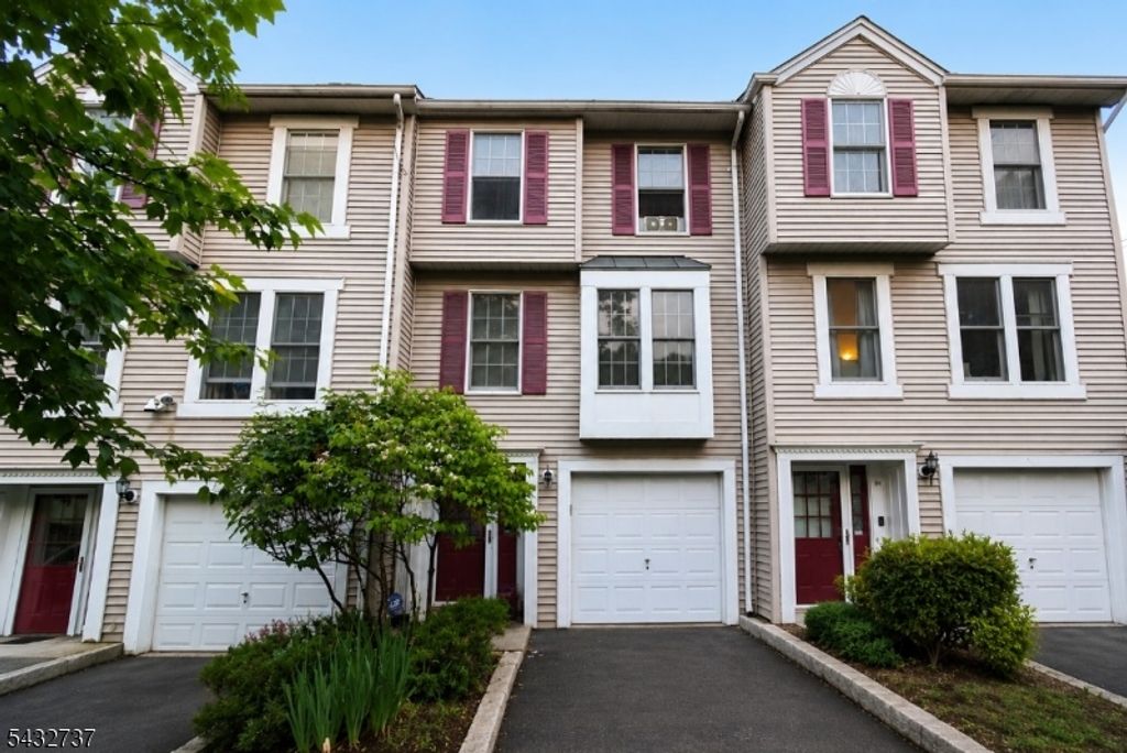 82 Tiffany Blvd, Newark City, NJ 07104