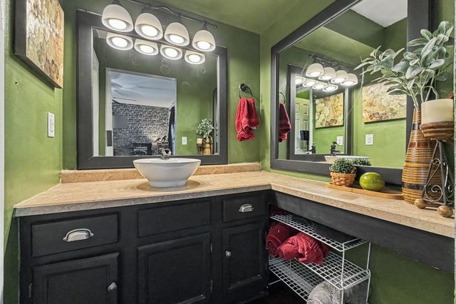 1930 Thornton Court, Des Moines, IA 50320