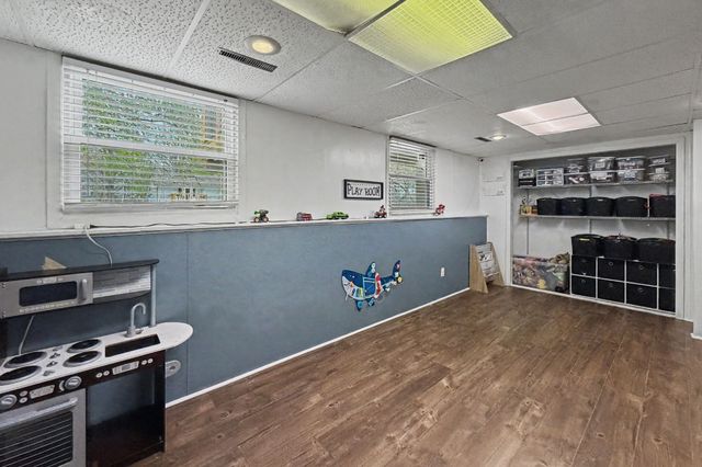 1930 Thornton Court, Des Moines, IA 50320