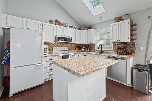 1930 Thornton Court, Des Moines, IA 50320