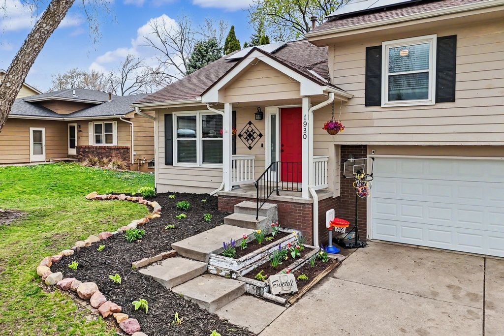 1930 Thornton Court, Des Moines, IA 50320