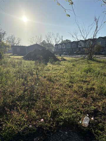 1826 Dewalt Street, Houston, TX 77088