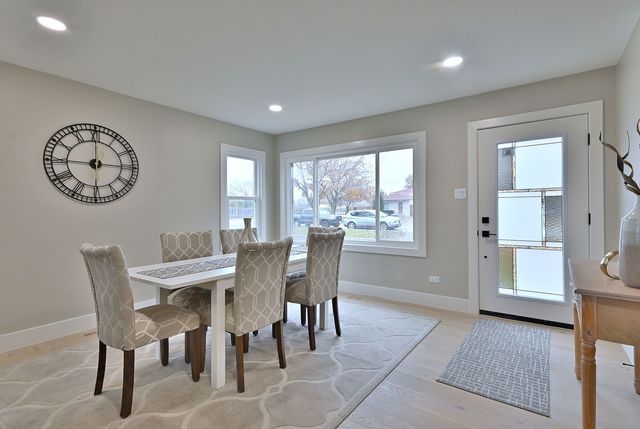 656 W Comstock Avenue, Elmhurst, IL 60126