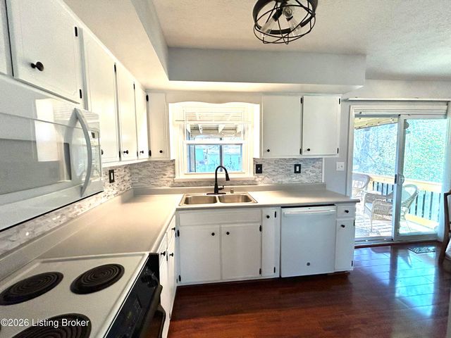 12516 Farmbrook Dr, Louisville, KY 40243