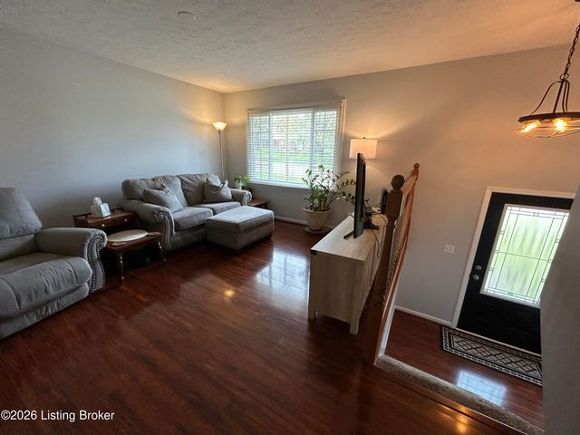 12516 Farmbrook Dr, Louisville, KY 40243