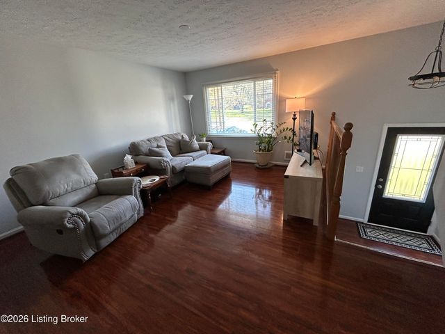 12516 Farmbrook Dr, Louisville, KY 40243