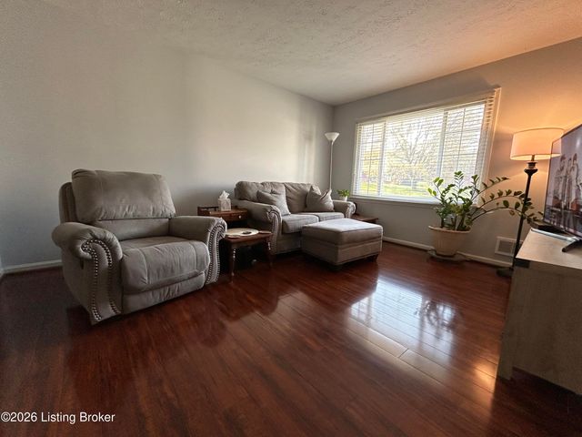 12516 Farmbrook Dr, Louisville, KY 40243