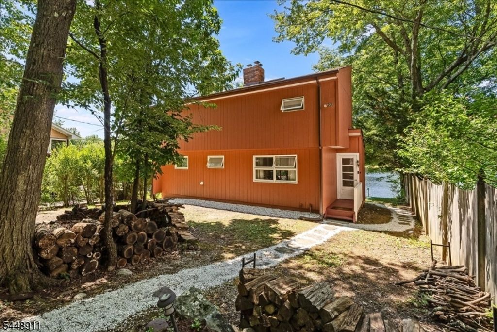 907 Plymouth Lake Dr, Stillwater Twp., NJ 07860