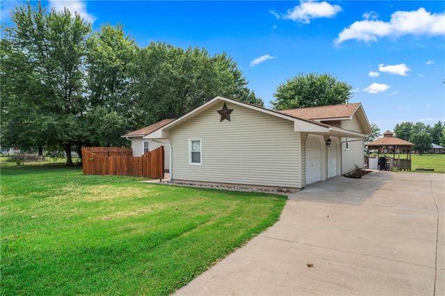 129 NW 251st Road, Clinton, MO 64735