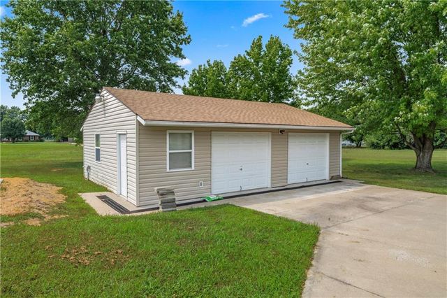 129 NW 251st Road, Clinton, MO 64735