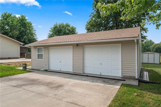 129 NW 251st Road, Clinton, MO 64735