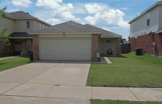 6701 Waterhill Lane, Fort Worth, TX 76179