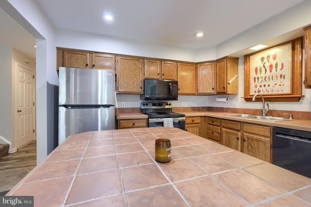 3213 PINEWYN CIR, Lancaster, PA 17601
