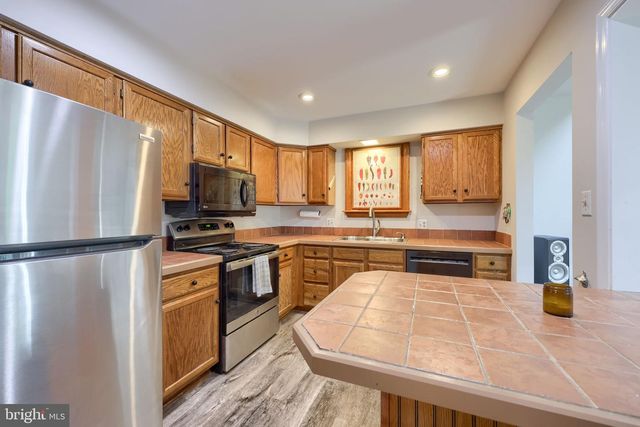 3213 PINEWYN CIR, Lancaster, PA 17601