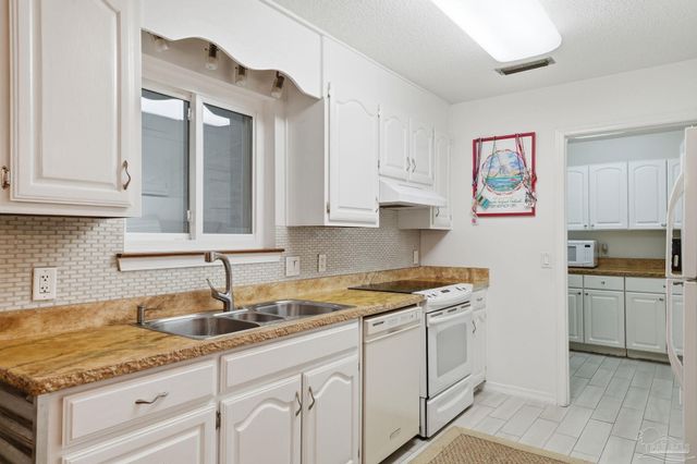 7506 N Shores Dr, Navarre, FL 32566