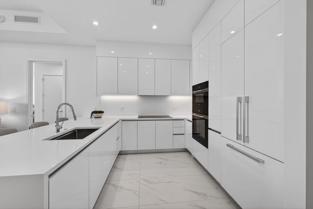 220 Lake Shore Drive 609, Lake Park, FL 33403