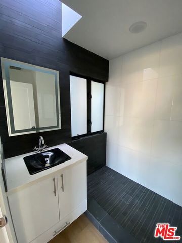 3617 Helms Avenue B, Culver City, CA 90232