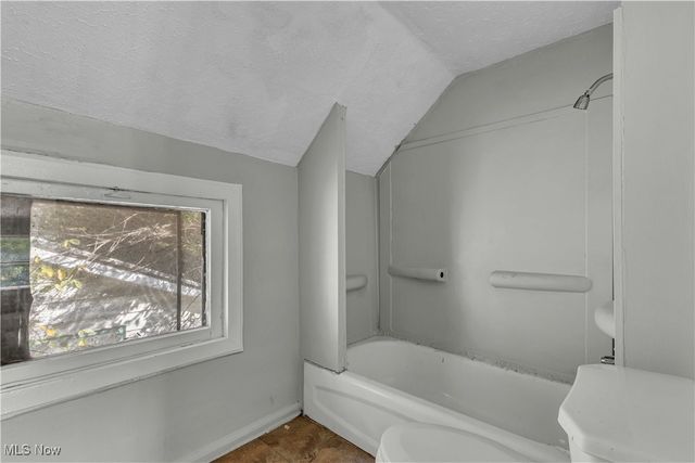 7606 Vineyard Avenue, Garfield Heights, OH 44105