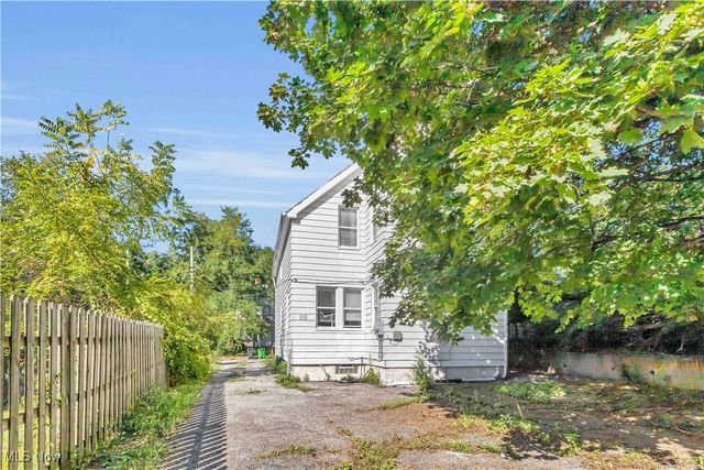 7606 Vineyard Avenue, Garfield Heights, OH 44105