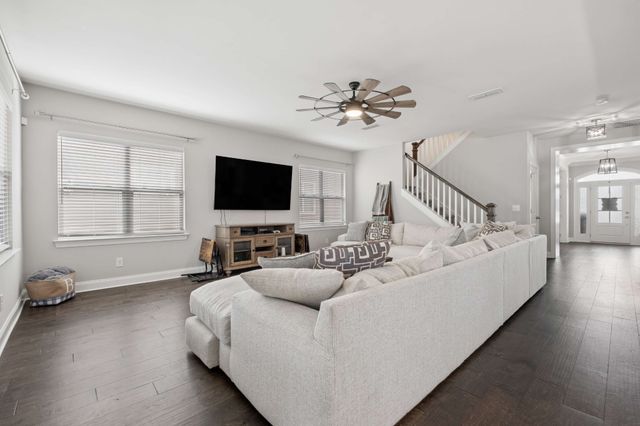 807 Sapphire Dr, Murfreesboro, TN 37128