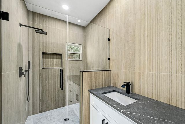 804 Hi CIR W, Horseshoe Bay, TX 78657