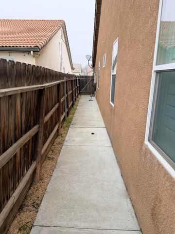 1983 Malvasia Court, Tulare, CA 93274