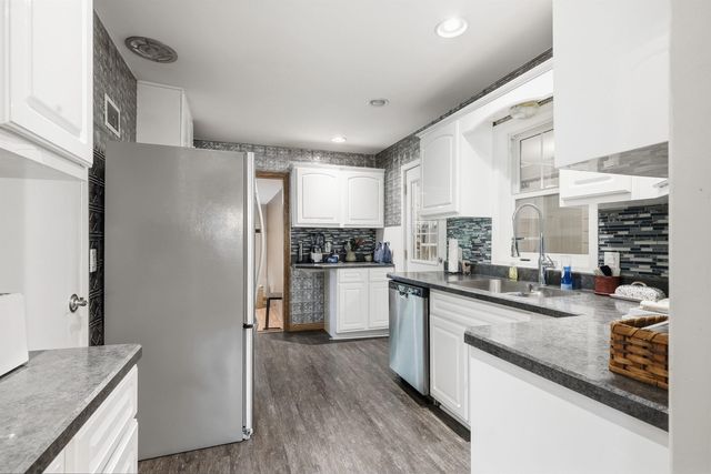 3306 Midway Drive, Waterloo, IA 50701