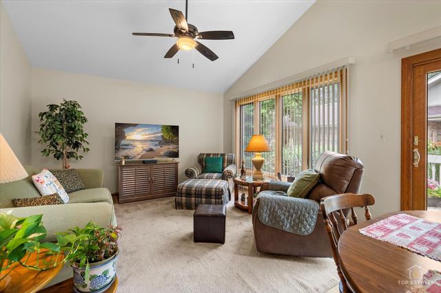 232 Royal Lane 232, Bloomingdale, IL 60108