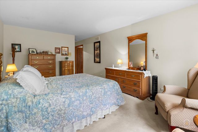 232 Royal Lane 232, Bloomingdale, IL 60108