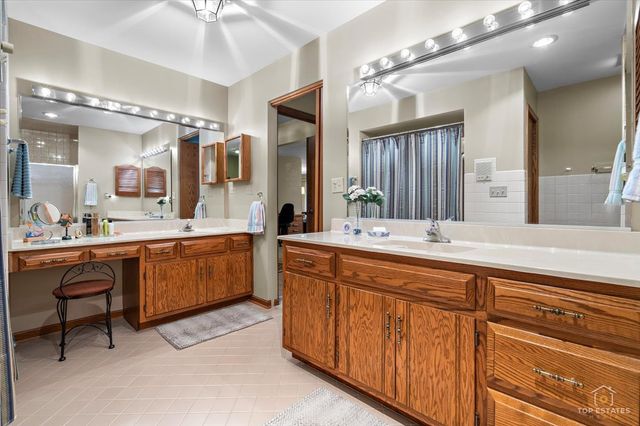 232 Royal Lane 232, Bloomingdale, IL 60108