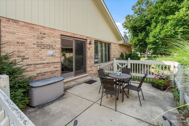 232 Royal Lane 232, Bloomingdale, IL 60108
