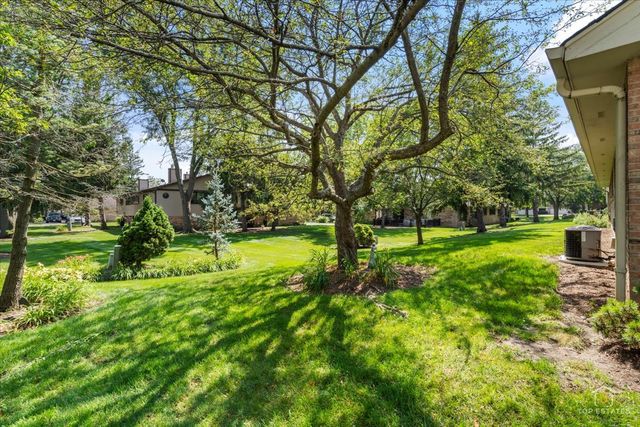 232 Royal Lane 232, Bloomingdale, IL 60108