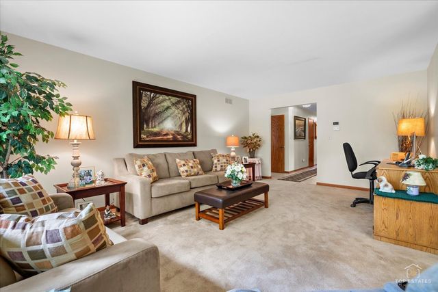232 Royal Lane 232, Bloomingdale, IL 60108