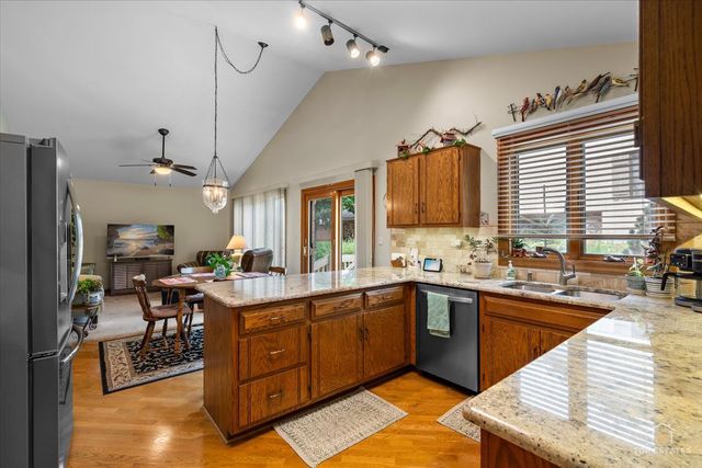 232 Royal Lane 232, Bloomingdale, IL 60108