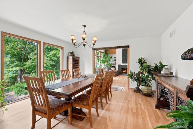 305 Wilshire Drive, Bloomfield Charter Township, MI 48302