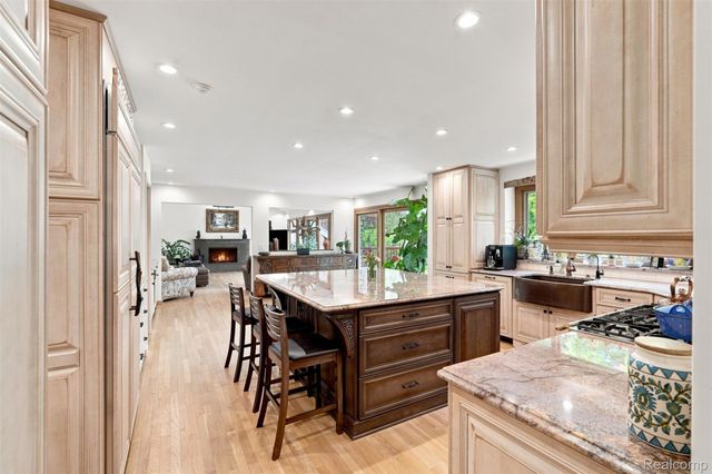 305 Wilshire Drive, Bloomfield Charter Township, MI 48302