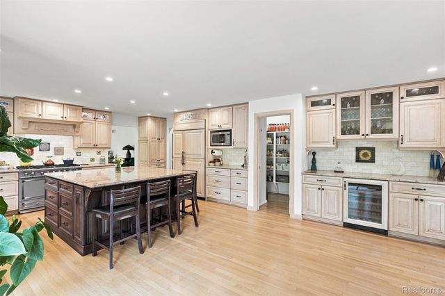 305 Wilshire Drive, Bloomfield Charter Township, MI 48302