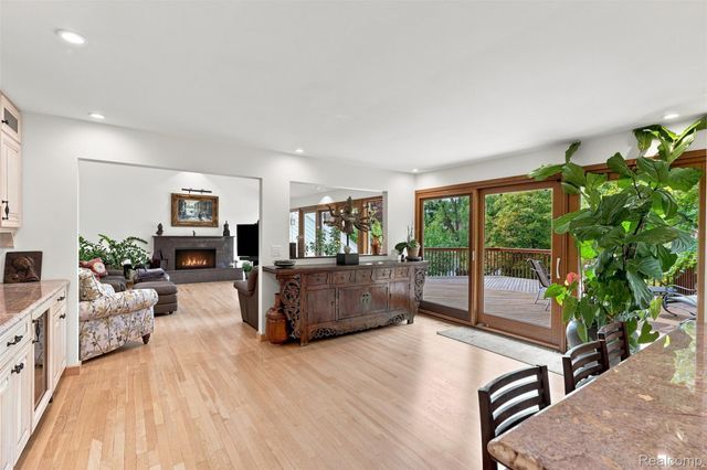 305 Wilshire Drive, Bloomfield Charter Township, MI 48302