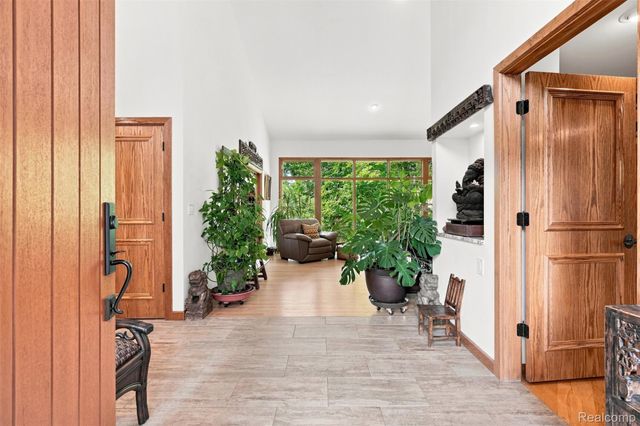 305 Wilshire Drive, Bloomfield Charter Township, MI 48302