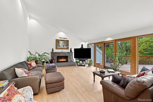 305 Wilshire Drive, Bloomfield Charter Township, MI 48302