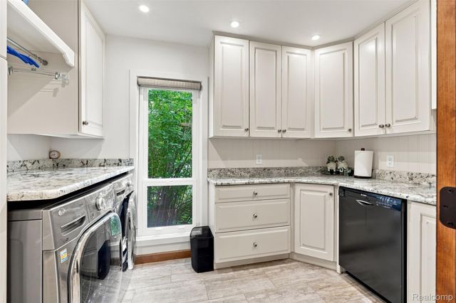 305 Wilshire Drive, Bloomfield Charter Township, MI 48302