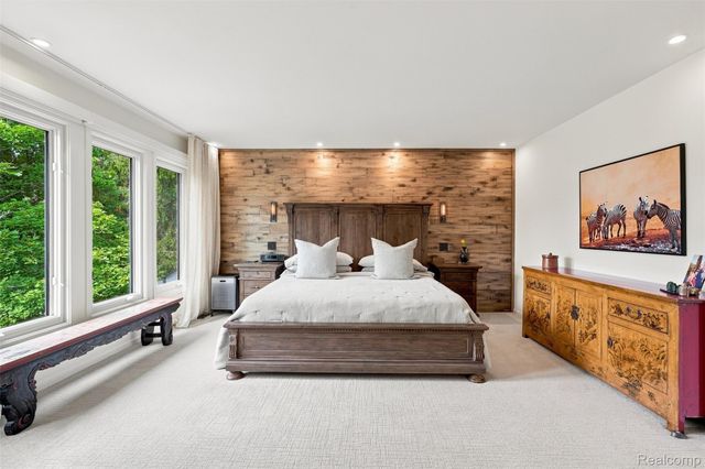 305 Wilshire Drive, Bloomfield Charter Township, MI 48302