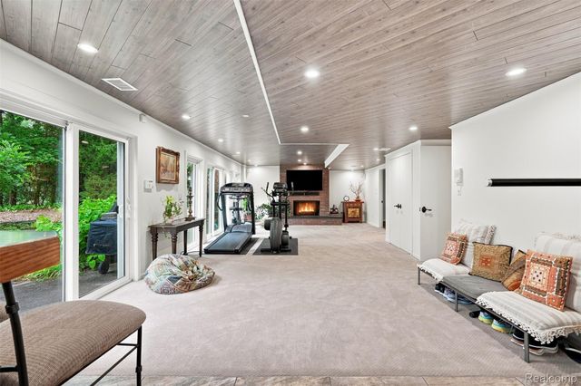 305 Wilshire Drive, Bloomfield Charter Township, MI 48302