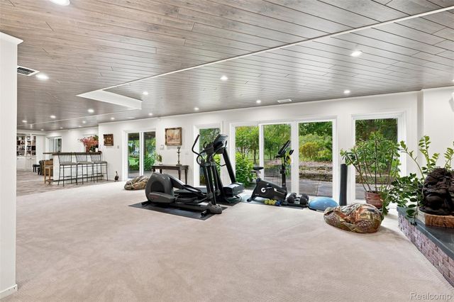 305 Wilshire Drive, Bloomfield Charter Township, MI 48302