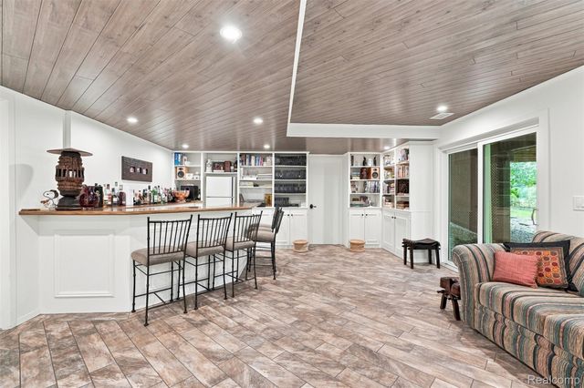 305 Wilshire Drive, Bloomfield Charter Township, MI 48302