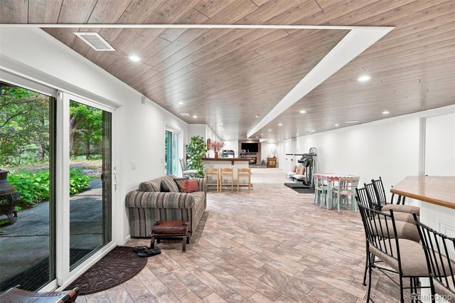 305 Wilshire Drive, Bloomfield Charter Township, MI 48302
