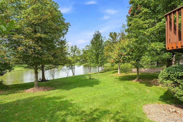 305 Wilshire Drive, Bloomfield Charter Township, MI 48302